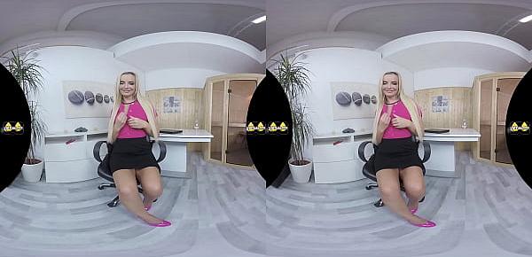  Victoria Pure - Virtual Reality Pissing